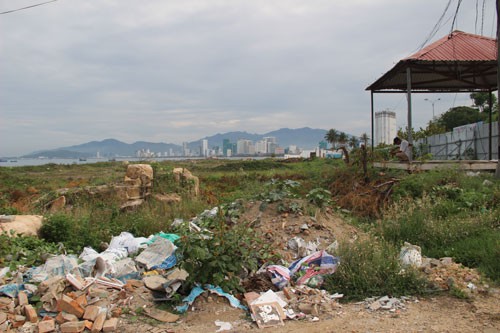 Dự án Nha Trang Sao lấn vịnh Nha Trang trái phép rồi bỏ hoang không khắc phục. Ảnh: KỲ NAM
