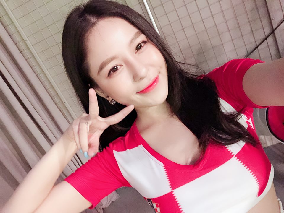 Cô nàng xinh đẹp nhí nhảnh selfie