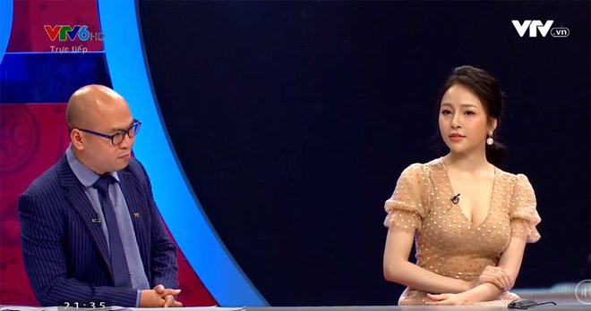 Trâm Anh xuất hiện quyến rũ trong chương trình “Bình luận trước trận World Cup 2018” trên sóng VTV tối 15/6.