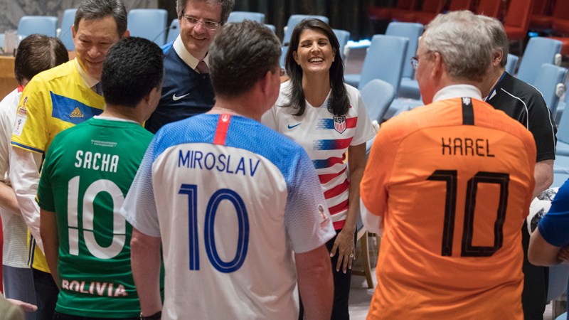 Các đại sứ thành viên thường trực HĐBA trong màu áo đội tuyển nước mình đang tham dự World Cup tại Nga. Ảnh: FOX NEWS