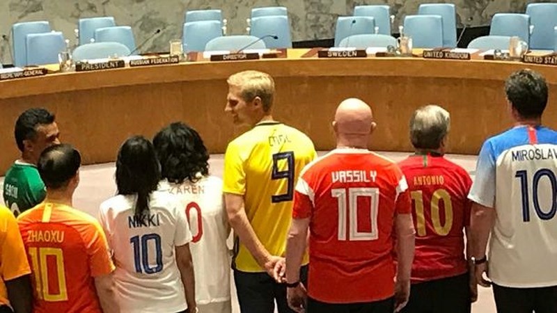 Các đại sứ thành viên thường trực HĐBA trong màu áo đội tuyển bóng đá nước mình tại phiên họp ngày 14-6. Ảnh: FOX NEWS