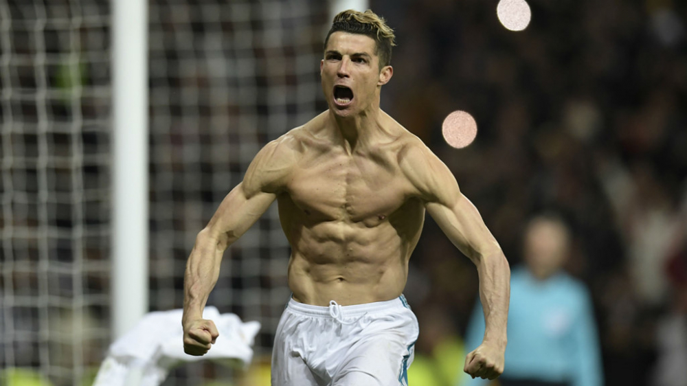 Cristiano Ronaldo ý thức tập luyện chăm chỉ từ tấm bé. Vì thế, ở tuổi 33, thân hình của siêu sao người Bồ Đào Nha vẫn thật sự đáng nể. Trong trận Bồ Đào Nha- Tây Ban Nha vừa qua, Cristiano Ronaldo đã làm cú hattrick tuyệt đẹp, chứng tỏ sức lực kinh người, càng khiến các fan nữ yêu hơn bao giờ hết.    