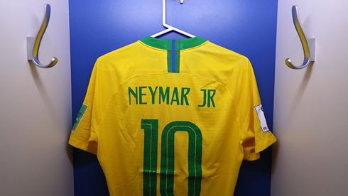Áo của Neymar treo trong phòng thay đồ của tuyển Brazil  