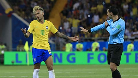 Neymar phàn nàn với trọng tài sau một tình huống bị đối phương phạm lỗi