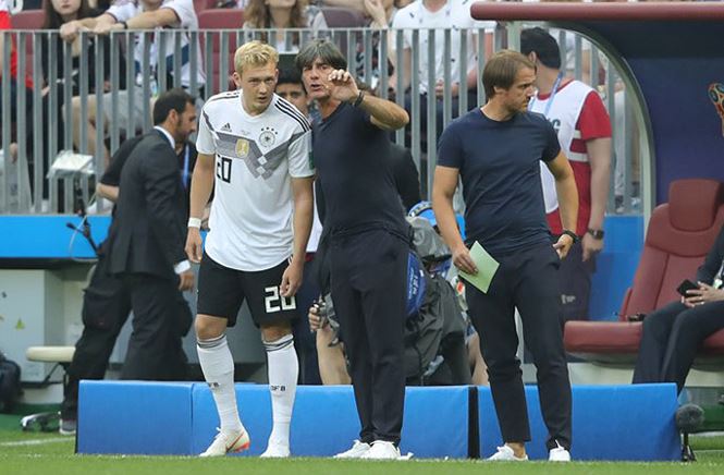 HLV Low tung Julian Brandt vào sân nhưng không thể giúp tuyển Đức tránh khỏi thất bại. Đây là lần đầu tiên, ĐT Đức để thua trong trận ra quân ở World Cup với tư cách là nhà vô địch. Đồng thời, họ đã chấm chứt chuỗi 7 trận thắng mở màn liên tiếp ở các kỳ World Cup. Như vậy, cả 3 nhà ĐKVĐ gần nhất là Italia, Tây Ban Nha và Đức đều phải nếm thất bại ở trận mở màn. Ảnh: Getty    
