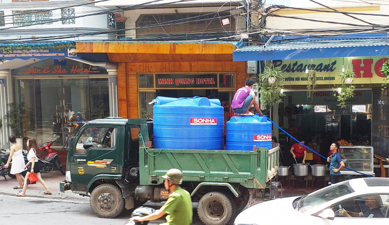 Nhiều nhà hàng, khách sạn ở Cát Bà phải mua nước từ đất liền chở về phục vụ du khách