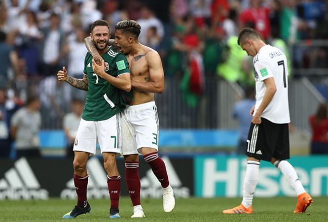 Khi trọng tài nổi hồi còi kết thúc trận đấu, các cầu thủ Mexico vui sướng đến phát khóc khi có chiến thắng 1-0 trước nhà ĐKVĐ.     