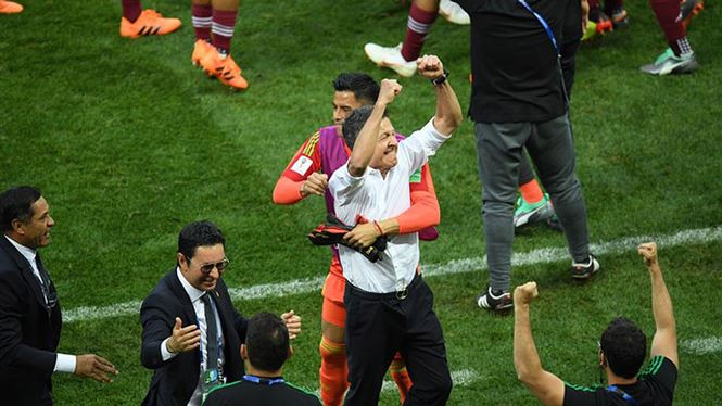 HLV Juan Carlos Osorio (áo trắng) không giấu được sự vui mừng. Ảnh: Getty    