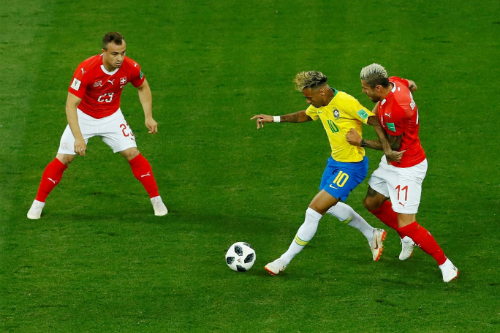 Neymar bị các cầu thủ Thụy Sỹ liên tục phạm lỗi