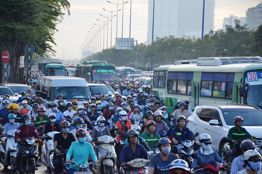 Tình trạng ùn tắc giao thông tại TP HCM còn phức tạp Ảnh: GIA MINH