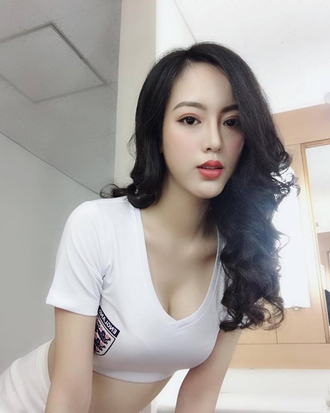 Đoàn Phương Uyên đại diện cho đội tuyển Anh, cô sở hữu nhan sắc vượt trội trong top 32 nàng hot girl cùng tham dự WC trên sóng VTV. Nhiều fan không ngần ngại dành cho cô nàng lời khen có cánh khi trở thành miss Nóng cùng WC 2018.