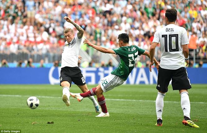 Bàn thua của tuyển Đức xảy ra ở phút thứ 35. Từ một tình huống phản công nhanh, Javier Hernandez (14-Mexico) chuyền bóng cho Lozano (22-Mexico). Cầu thủ này  xử lý khéo léo và thực hiện cú dứt điểm quyết đoát, giúp Mexico vượt lên dẫn trước 1-0.     