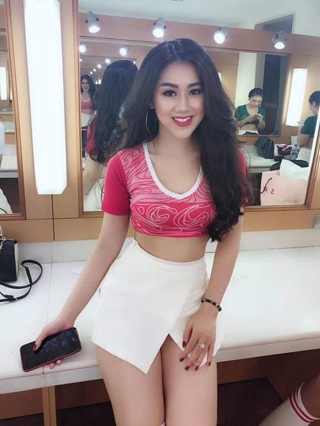 Mai Ngọc Dinh là sinh viên Trường Đại học Văn hóa Hà Nội, cô đại diện cho đội tuyển Thụy Sỹ. Ngọc Dinh được người hâm mộ khen ngợi có vẻ đẹp xinh như hoa hậu.    