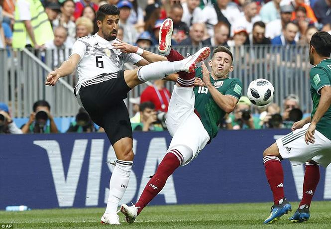 Sau bàn thua, các cầu thủ tuyển Đức dâng cao đội hình tấn công. Thế nhưng họ tỏ ra bế tắc trước hàng thủ chơi tấp trung của đối phương. Trong khi đó, tuyến phòng ngự của đội bóng áo trắng bị báo động bởi những pha phản công đầy tốc độ của Mexico.    