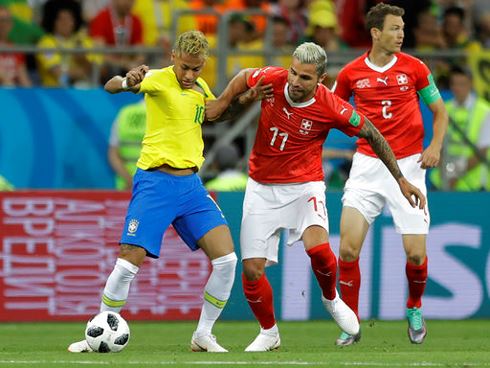 Neymar (phải, Brazil) được các cầu thủ Thụy Sĩ chăm sóc rất kỹ, họ sẵn sàng phạm lỗi để chặn anh đi bóng    