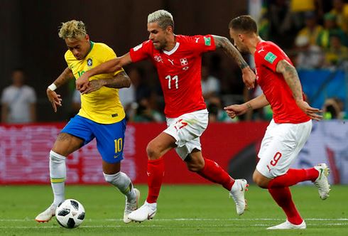 Neymar (phải,Brazil) trong nỗ lực thoát khỏi sự đeo bám của các cầu thủ Thụy Sĩ     
