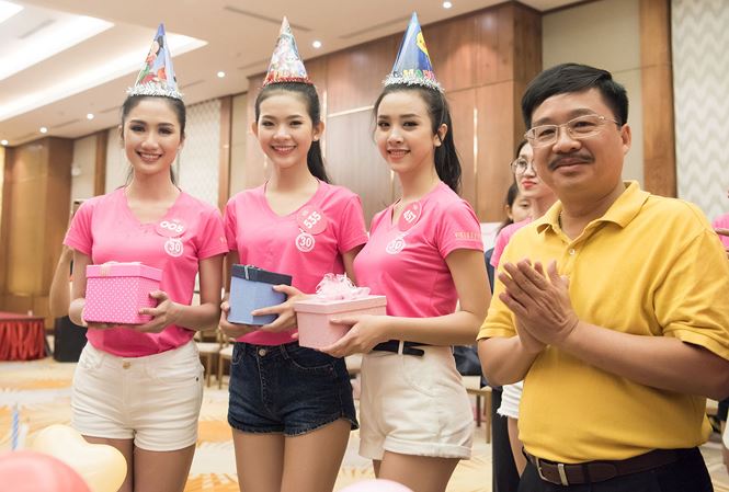 Nhà báo Vũ Tiến - Phó trưởng BTC HHVN 2018 và ba thí sinh có ngày sinh nhật trong tháng 6.  