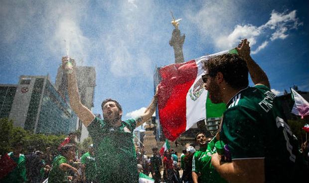 Cổ động viên Mexico ăn mừng chiến thắng của đội nhà.