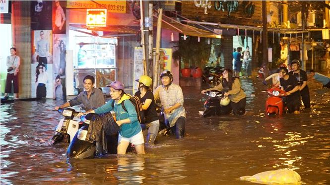   Đường Phan Huy Ích ngập nặng trong cơn mưa ngày 19/5 khiến người dân khốn khổ.