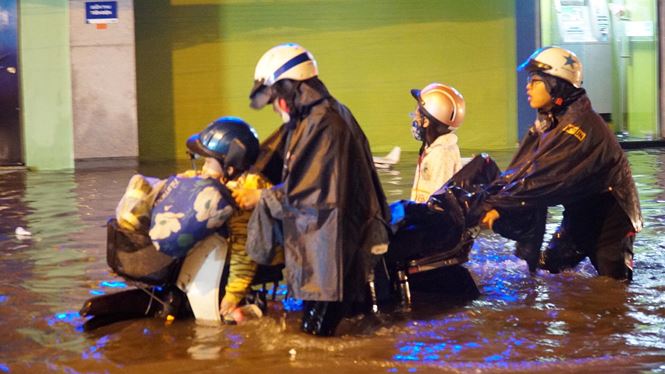 Nước ngập lên đến yên xe tại đường Phan Huy Ích.