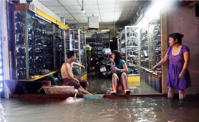 Nước ngập khiến hàng quán trên đường Phan Huy Ích kinh doanh ế ẩm