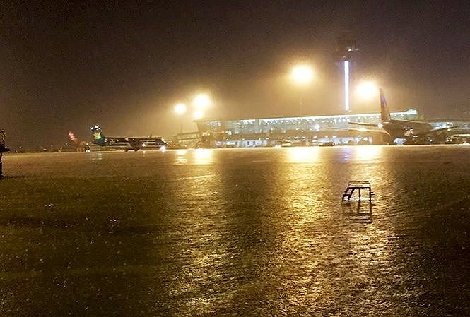 Đề xuất chống ngập sân bay Tân Sơn Nhất bằng máy bơm 'siêu khủng' - ảnh 3  Sân đỗ máy bay trong sân bay Tân Sơn Nhất ngập trong trận mưa lớn