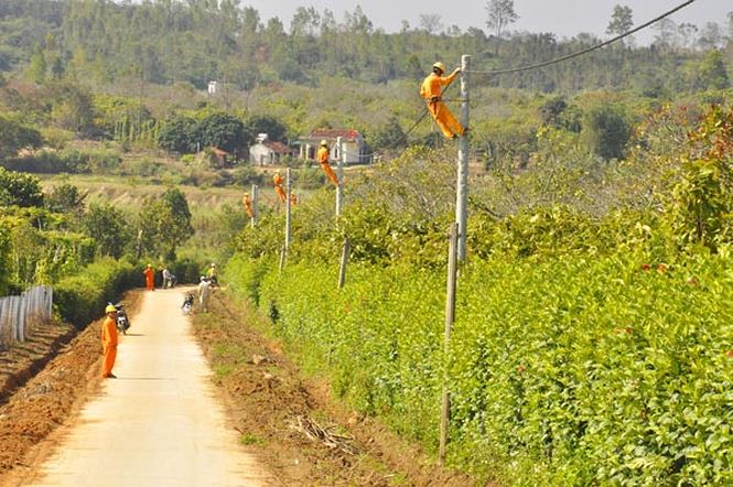 Điện lực Đắk Lắk lắp đặt công tơ cho buôn Xê Đăng, xã Ea Sar huyện Ea Kar