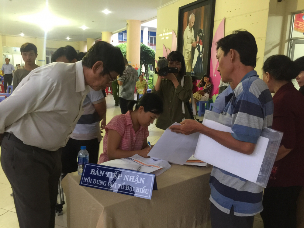 Nhiều người dân không kịp đặt câu hỏi đã gửi hồ sơ lại cho bí thư Nguyễn Thiện Nhân và đoàn đại biểu quốc hội. 