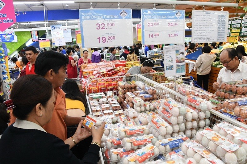 Người tiêu dùng đang mua sắm ở siêu thị Co.opmart