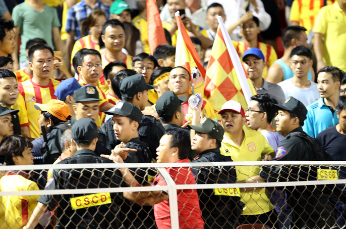 Trên khán đài, CĐV Nam Định xô xát với nhân viên sân Thống Nhất (áo đỏ) khiến CSCĐ phải can thiệp