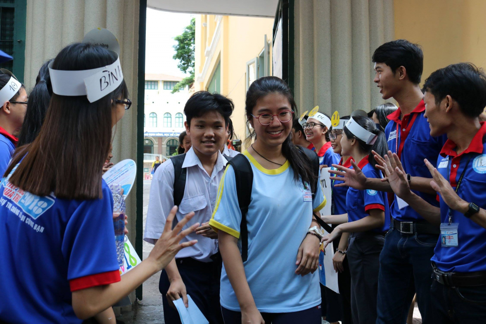 Nhiều thí sinh nở nụ cười sau khi hoàn thành bài thi môn Ngữ Văn THPT quốc gia. (ảnh chụp tại địa điểm thi THPT Trần Đại Nghĩa, TP.HCM)