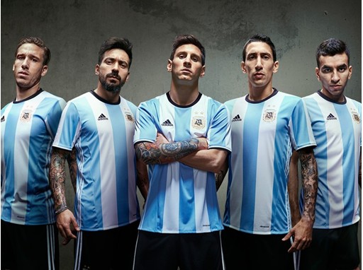 Adidas tài trợ cho trang phục thi đấu của đội tuyển Argentina (ảnh: trang chủ Adidas)