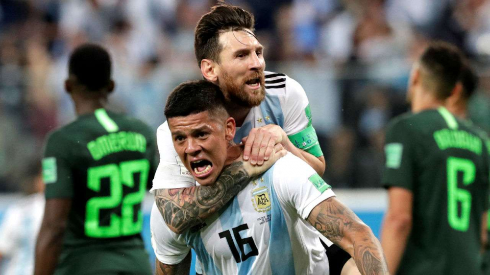 Messi và Rojo ăn mừng sau khi Argentina giành chiến thắng nghẹt thở, lách qua khe cửa hẹp