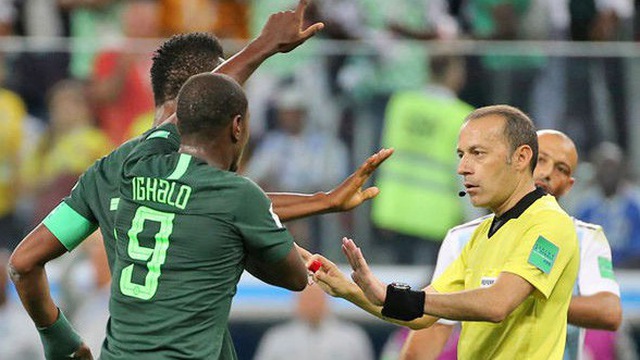 Trọng tài Cakir đã từ chối 1 quả phạt đền và nhiều tính huống, gây bất lợi cho Nigeria