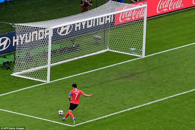 Bàn thua khiến Đức buộc phải dâng cả đội hình lên, thậm chí cả thủ môn Manuel Neuer cũng lên tham gia tấn công. Và từ quả phá bóng của cầu thủ Hàn Quốc, Heung-Min Son đã bứt tốc sút tung lưới trống, ấn định chiến thắng 2-0 cho Hàn Quốc.  