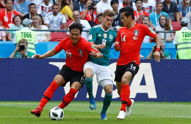 Chỉ cần đánh bại Hàn Quốc ở trận đấu hạ màn bảng F đêm nay, Đức giành vé tham dự World Cup 2018 mà không cần quan tâm nhiều tới kết quả trận Mexico – Thụy Điển. Tuy nhiên, thay vì nhập cuộc nhanh như ở trận đấu với Thụy Điển, Die Mannschaft quyết định chơi chậm trước Hàn Quốc và tìm kiếm những kẽ hở của đối phương để tung ra đòn quyết định.  