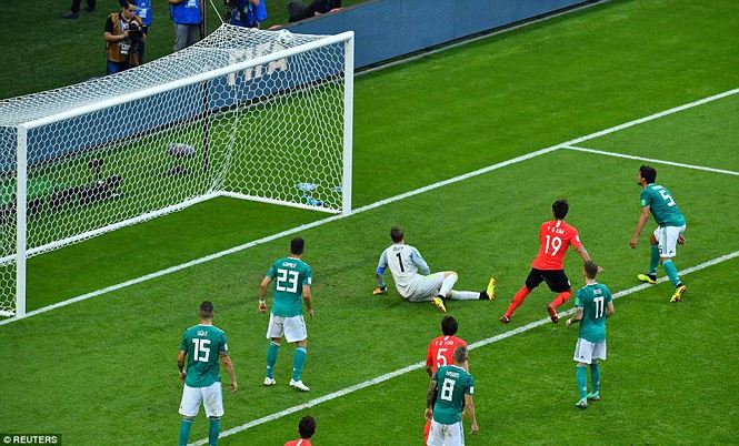 Bước ngoặt của trận đấu xảy ra ở phút 90+2. Trong một tình huống lộn xộn, Young-Gwon Kim đã nhanh chân sút tung lưới ĐT Đức.  