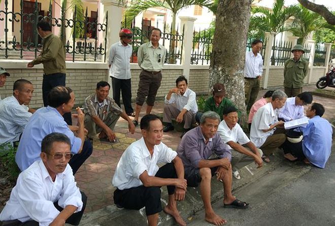 Người dân xã Vĩnh Phong tập trung tại cổng UBND huyện Vĩnh Bảo    