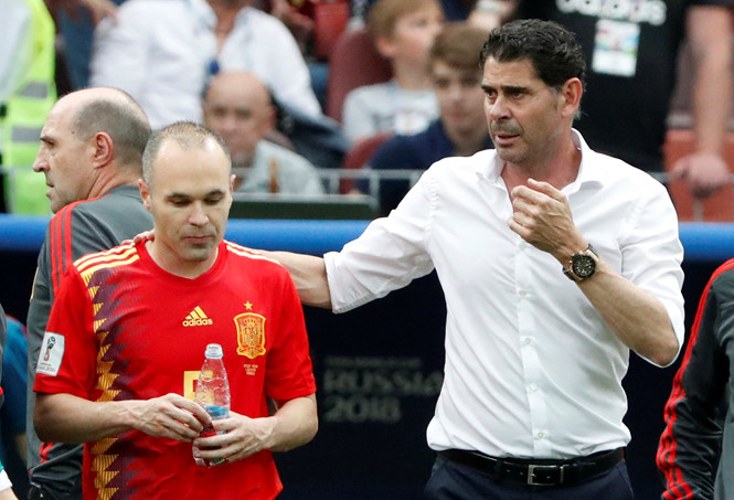 HLV Hierro (phải) bị công luận chỉ trích là ngu ngốc khi để Iniesta đá dự bị trong trận Tây Ban Nha gặp Nga