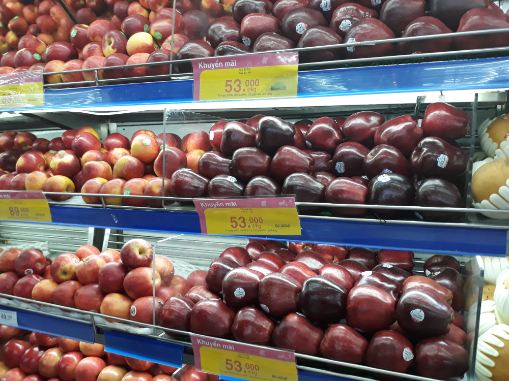 Trái cây ngoại được bày bán trên các gian hàng của siêu thị Co.op mart