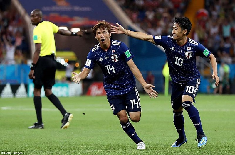 Số 14 Inui của Nhật Bản ăn mừng bàn thắng thứ hai cùng Kagawa.
