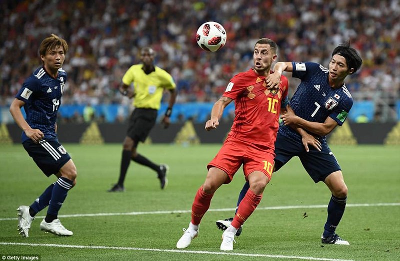 Nhật Bản khởi đầu trận đấu đầy quyết liệt và mạnh mẽ khiến Bỉ bất ngờ. Hazard bị các cầu thủ Nhật Bản chă sóc rất kỹ.