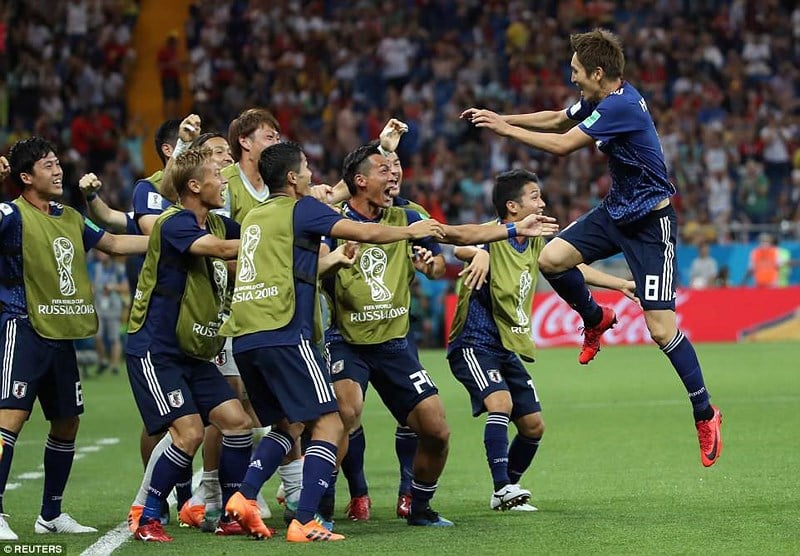 Genki Haraguchi ăn mừng bàn thắng cùng các cầu thủ dự bị Nhật Bản.