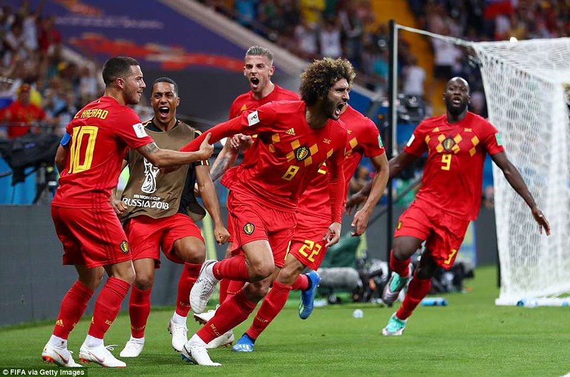 Marouane Fellaini ăn mừng bàn thắng đầy phấn khích cùng các đồng đội.