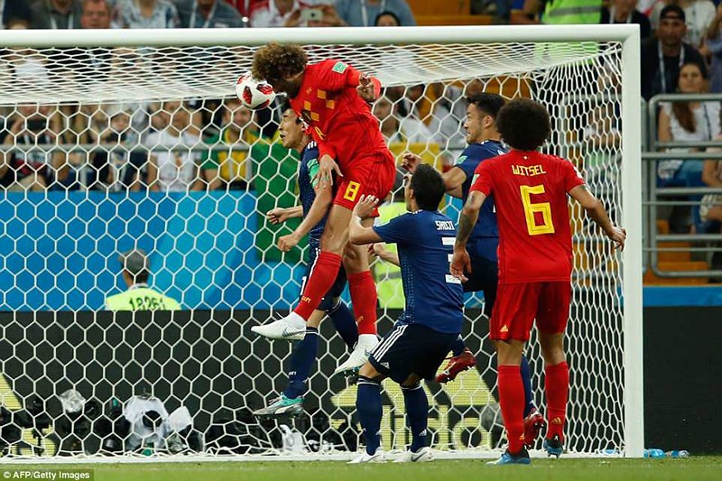 Chỉ 5 phút sau, từ đường tạt bóng của Hazard, tiền vệ cao kều Fellaini tì đè đánh đầu san bằng tỉ số 2-2 cho Bỉ.