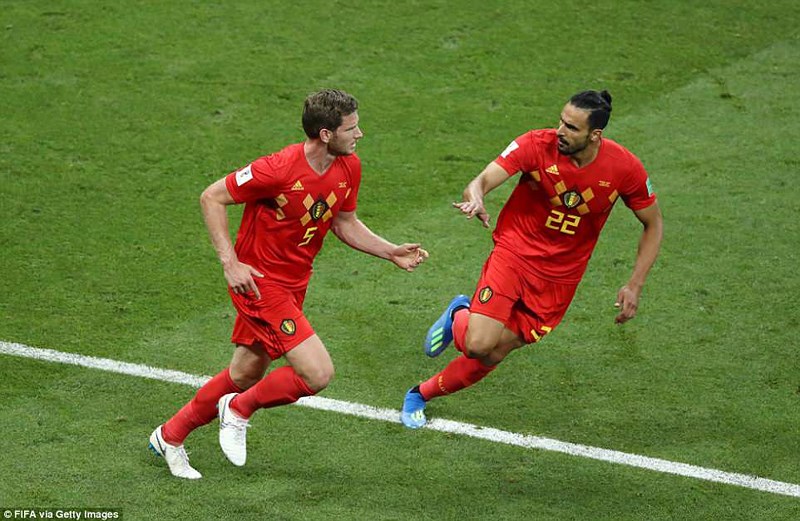 Jan Vertonghen ăn mừng bàn thắng rút ngắn tỉ số 1-2 cho Bỉ cùng Nacer Chadli.