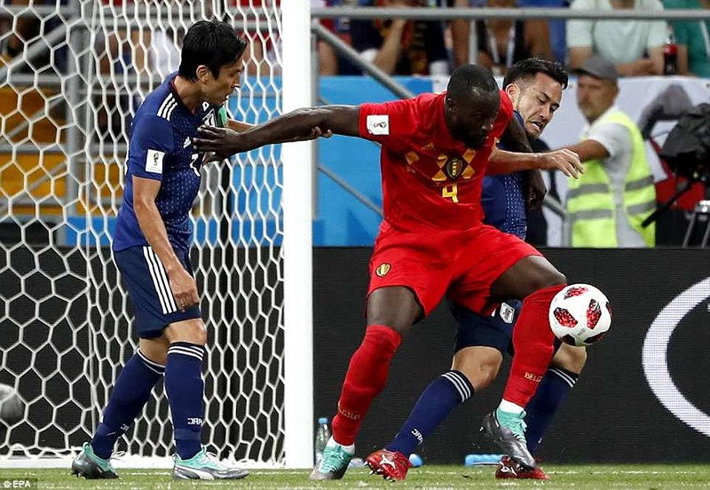Tiền đạo Lukaku cựa quậy giữa hai cầu thủ Nhật Bản trong vòng cấm.