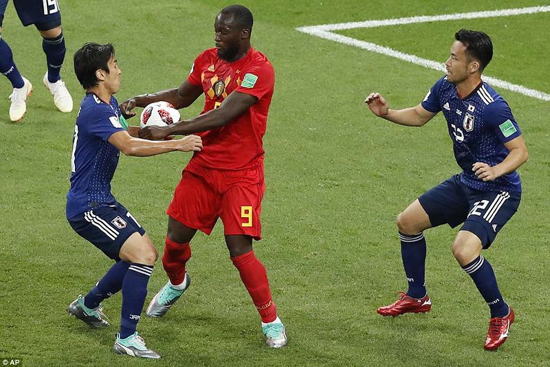 Thêm một tình huống Lukaku gặp khó trước vòng vây hậu vệ Nhật.