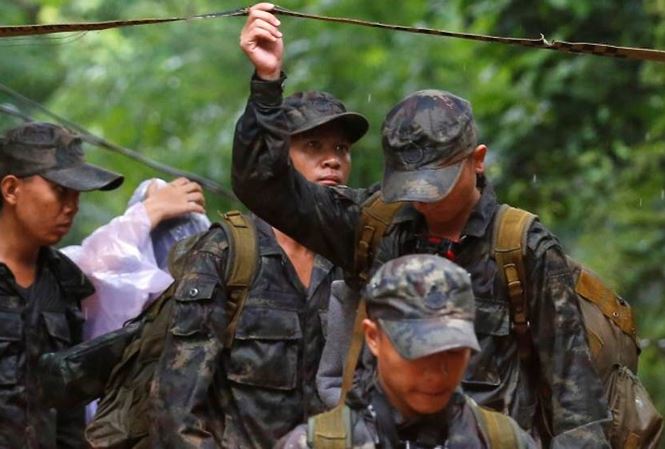 Quân đội Thái Lan tham gia tìm kiếm đội bóng mất tích. Ảnh: CNA