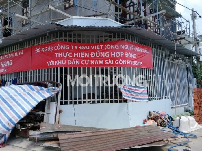 Công ty Đại Việt luôn trong tình trạng đóng cửa và bị người dân treo băng rôn tố cáo.